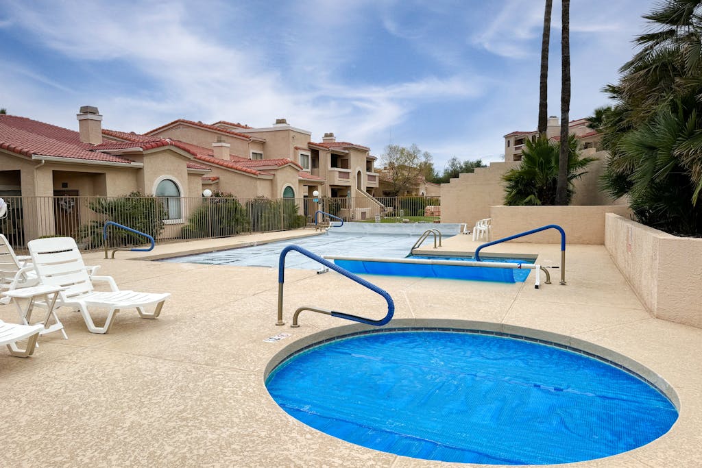 2nd-floor condo with fireplace, patio, pool, hot tub, mini golf, BBQ area, & AC