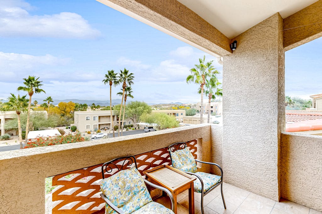 2nd-floor condo with fireplace, patio, pool, hot tub, mini golf, BBQ area, & AC