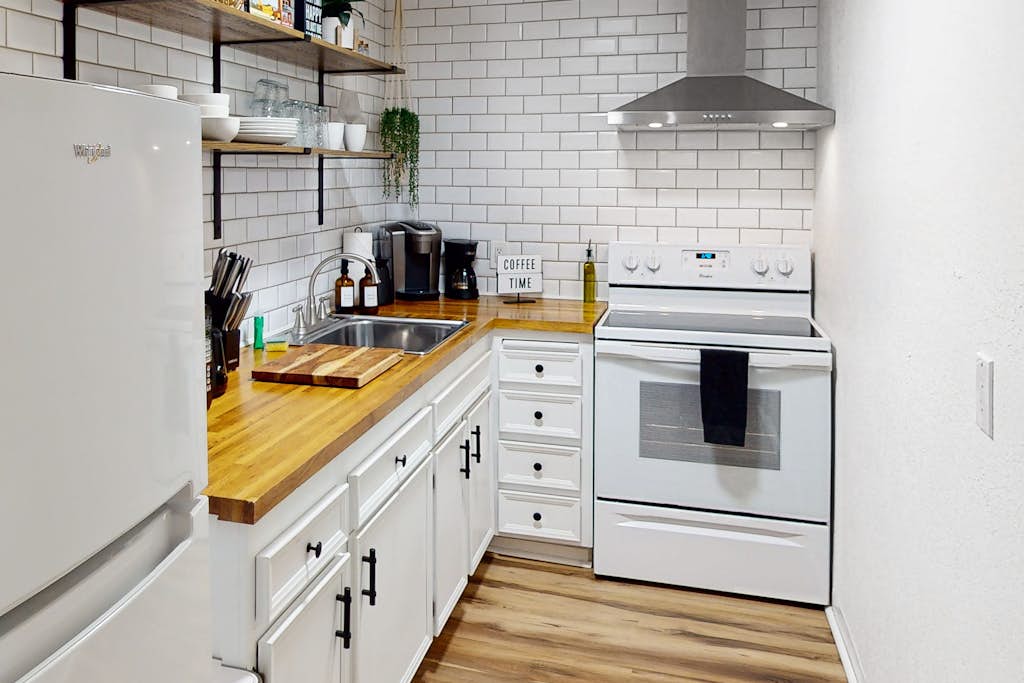 Dreamy bohemian condo with tranquil vibes, close proximity to downtown