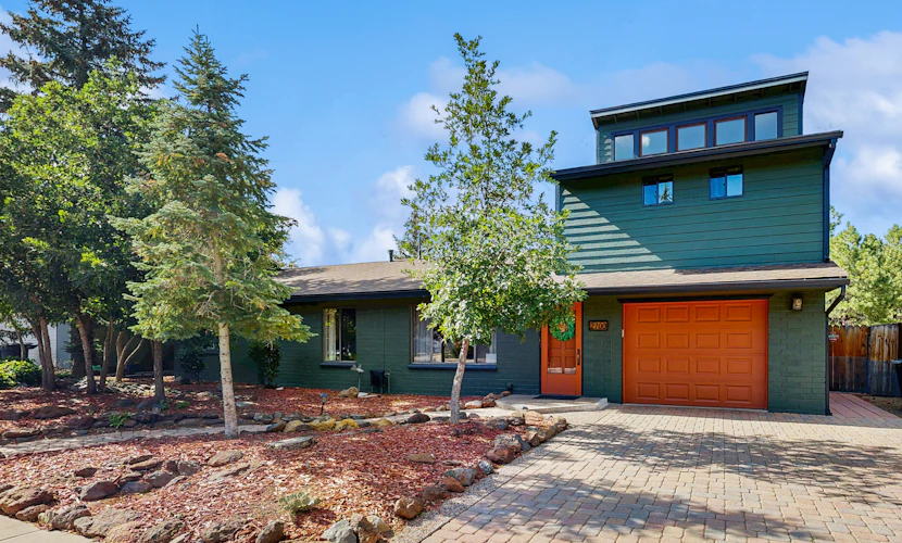 Spacious home w/ large yard, deck, mountain view, fire pit & grill