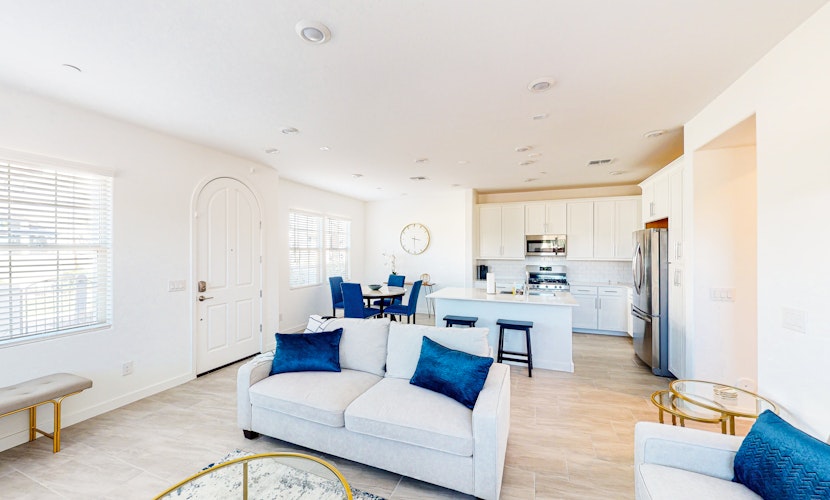 Townhouse with central AC, patio, grill, washer/dryer, pool & hot tub access