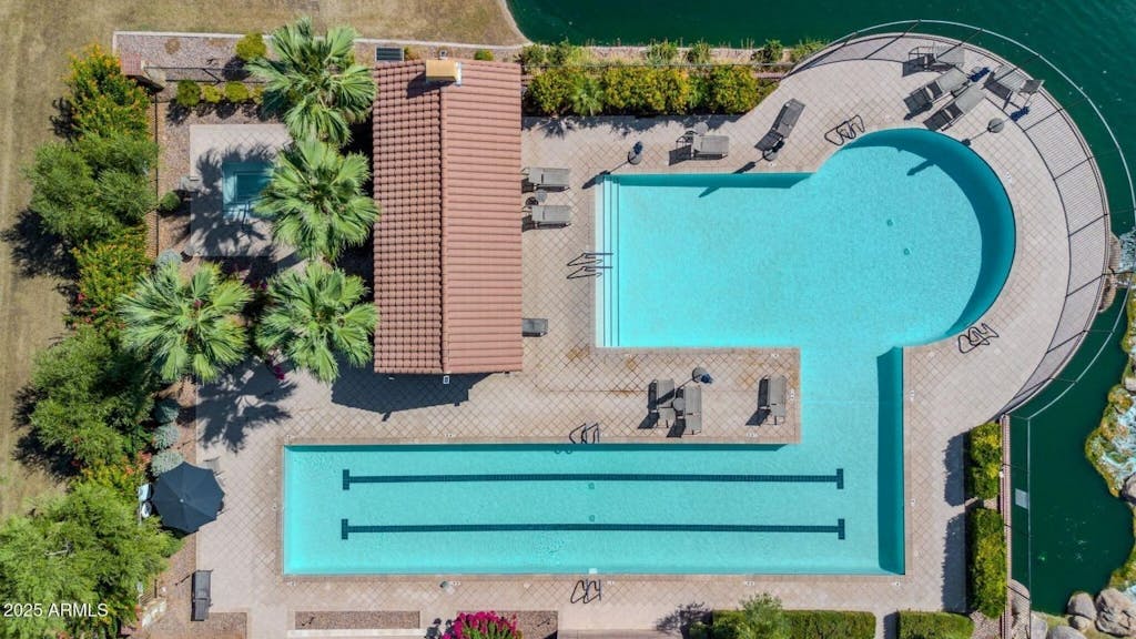 Townhouse with central AC, patio, grill, washer/dryer, pool & hot tub access