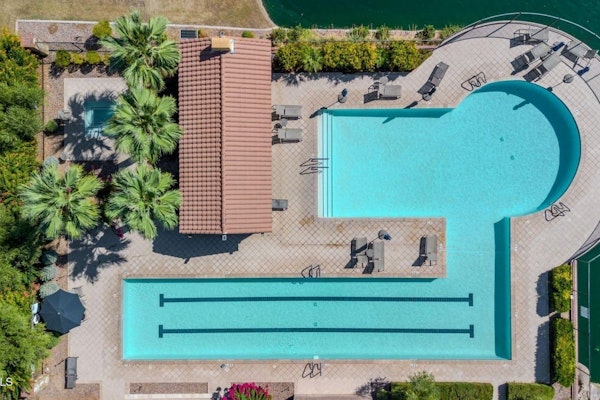 Townhouse with central AC, patio, grill, washer/dryer, pool & hot tub access