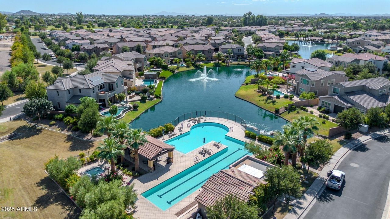 Townhouse with central AC, patio, grill, washer/dryer, pool & hot tub access