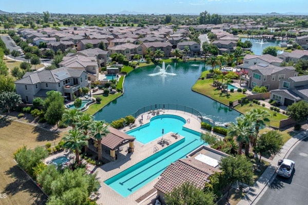 Townhouse with central AC, patio, grill, washer/dryer, pool & hot tub access