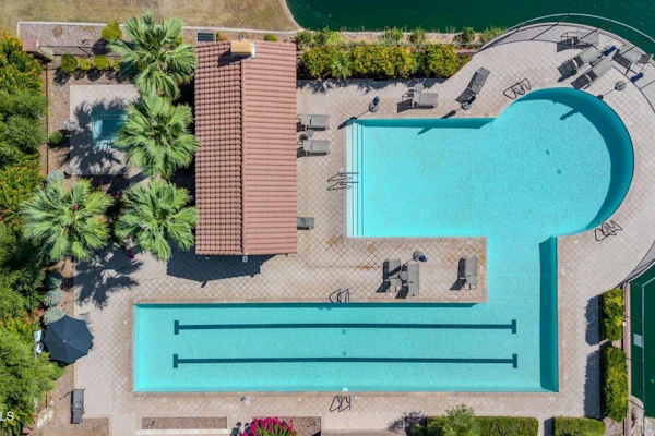 Townhouse with central AC, patio, grill, washer/dryer, pool & hot tub access