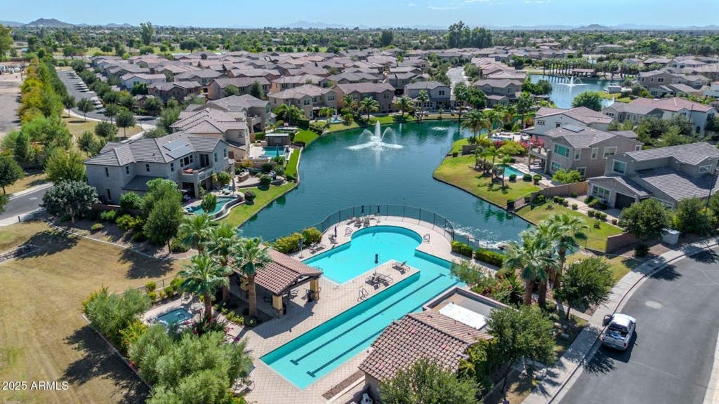 Townhouse with central AC, patio, grill, washer/dryer, pool & hot tub access