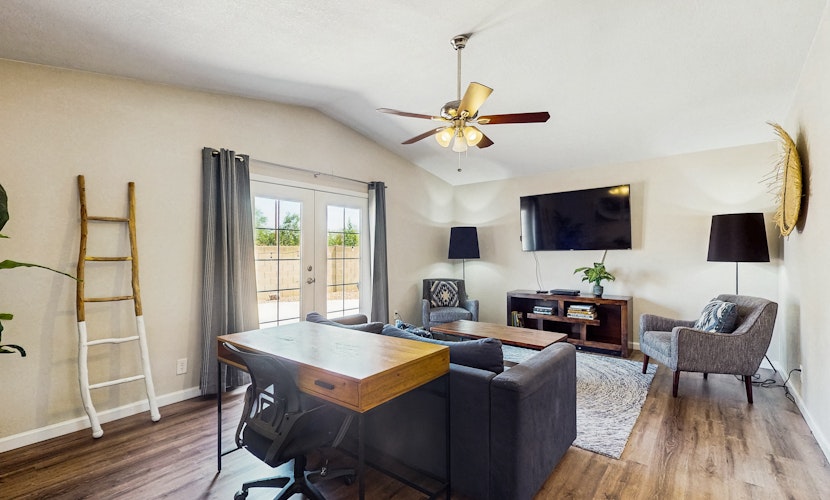 Beautiful, dog-friendly Mesa family home w/ private BBQ & enclosed yard