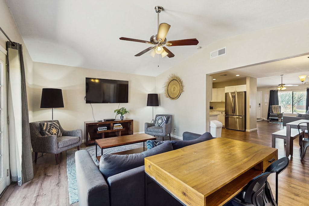 Beautiful, dog-friendly Mesa family home w/ private BBQ & enclosed yard