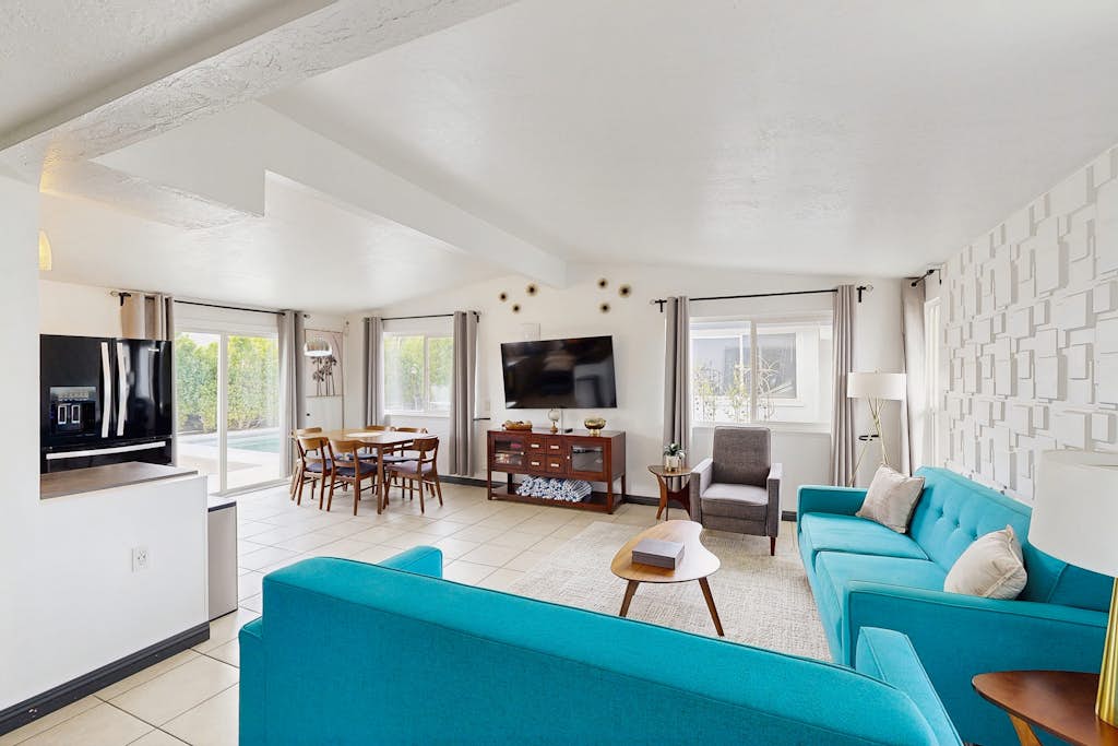 Mid-century modern home w/mountain views, private pool, gas grill, A/C