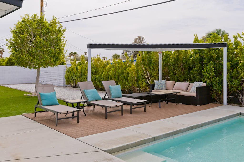 Mid-century modern home w/mountain views, private pool, gas grill, A/C