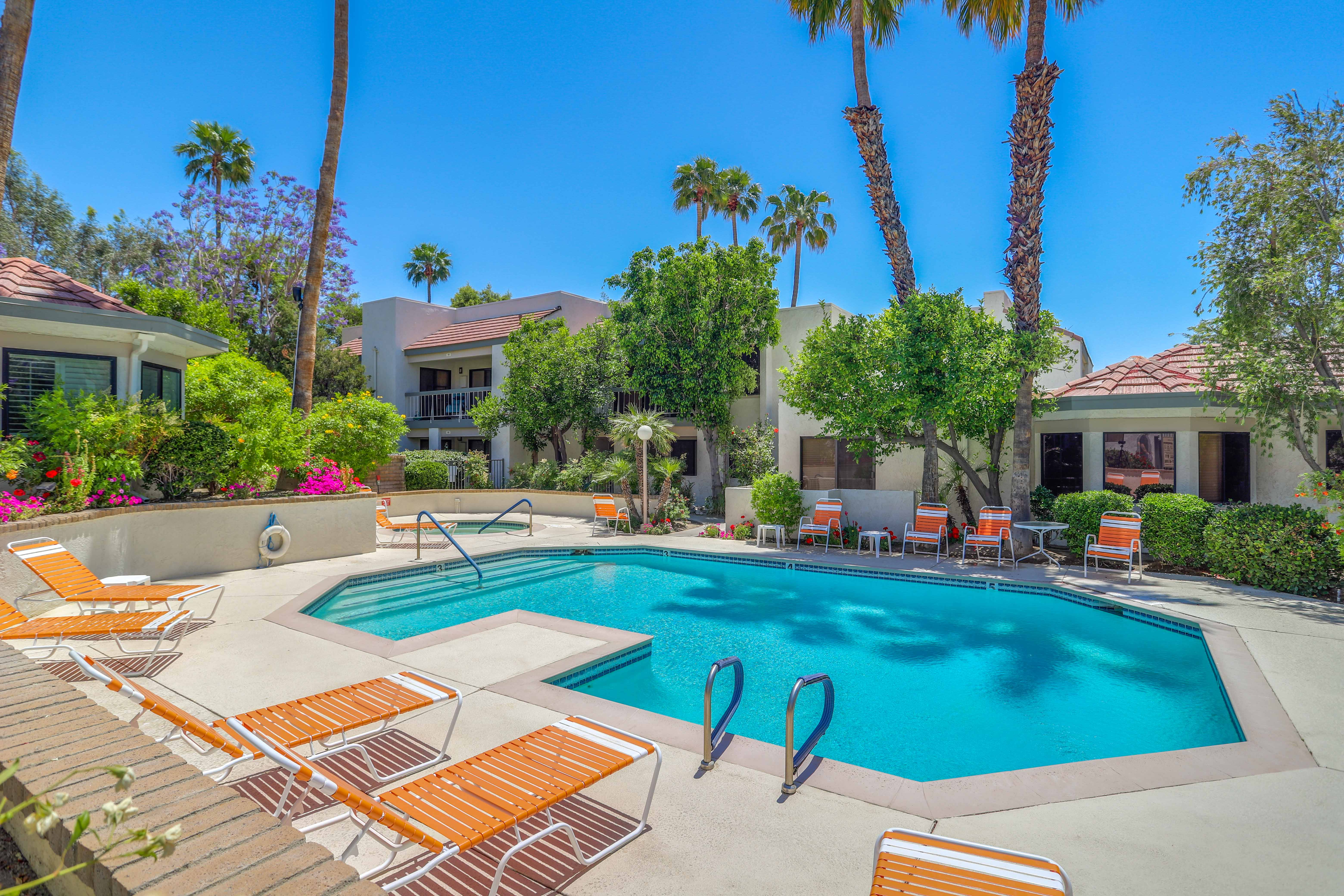 Mtn-view 2nd-floor renovated condo near trails with 4 pools, pool spas, balcony