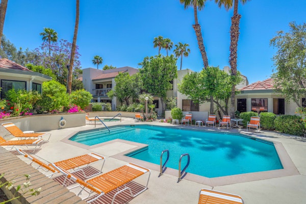 Mtn-view 2nd-floor renovated condo near trails with 4 pools, pool spas, balcony