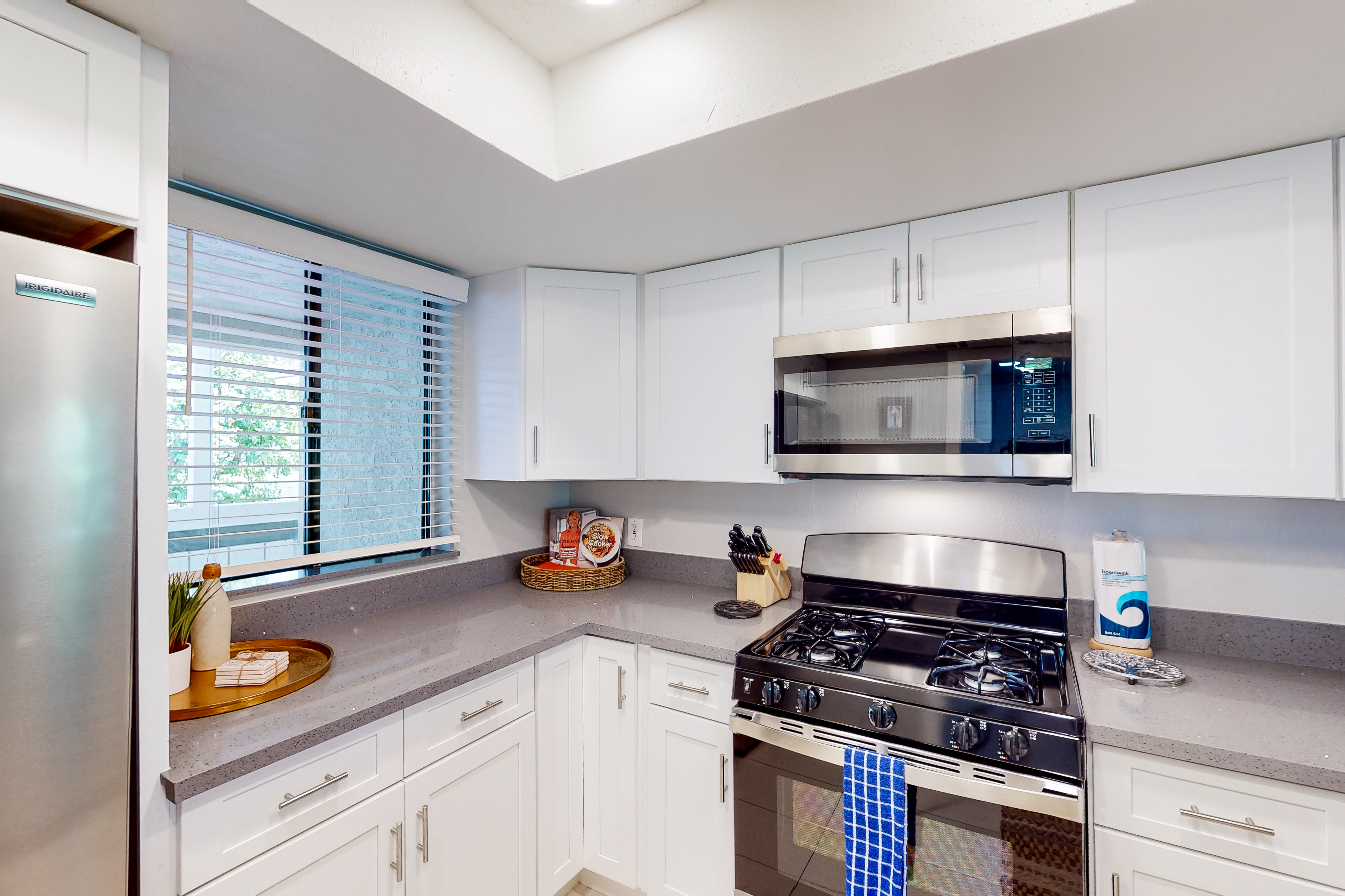 Mtn-view 2nd-floor renovated condo near trails with 4 pools, pool spas, balcony