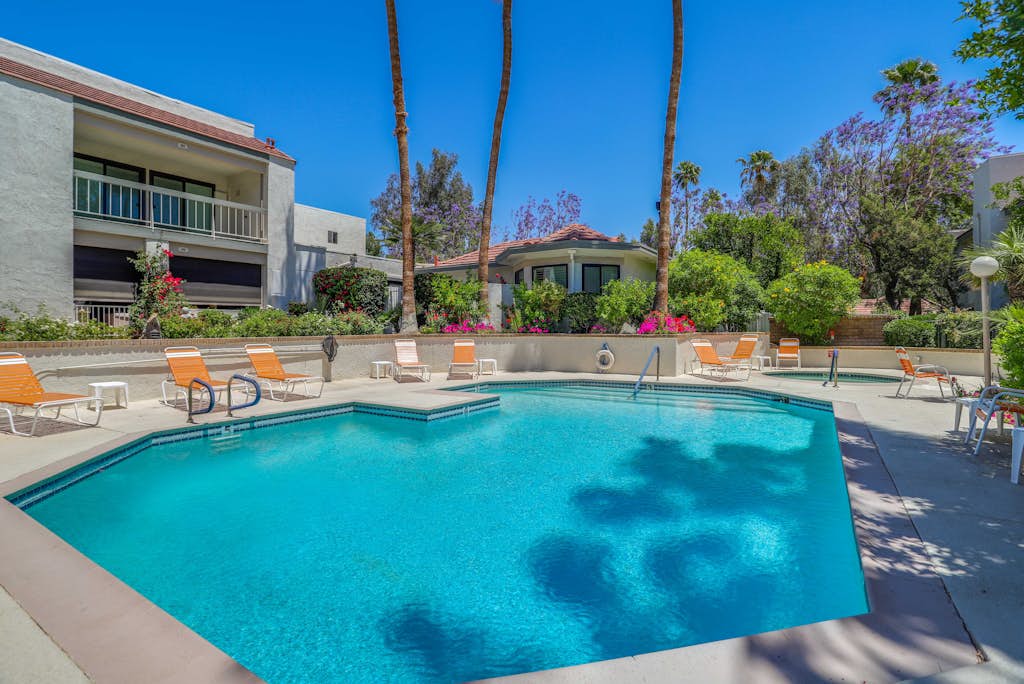 Mtn-view 2nd-floor renovated condo near trails with 4 pools, pool spas, balcony