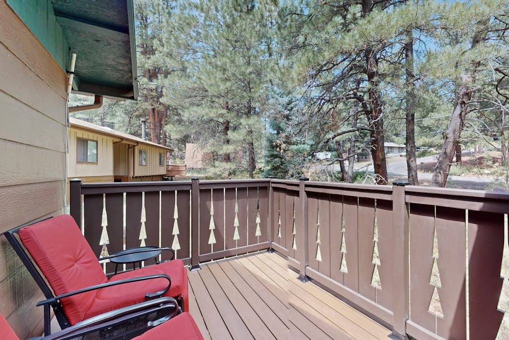 Cozy woodland with fireplace & patio, near trails, Flagstaff & national forest