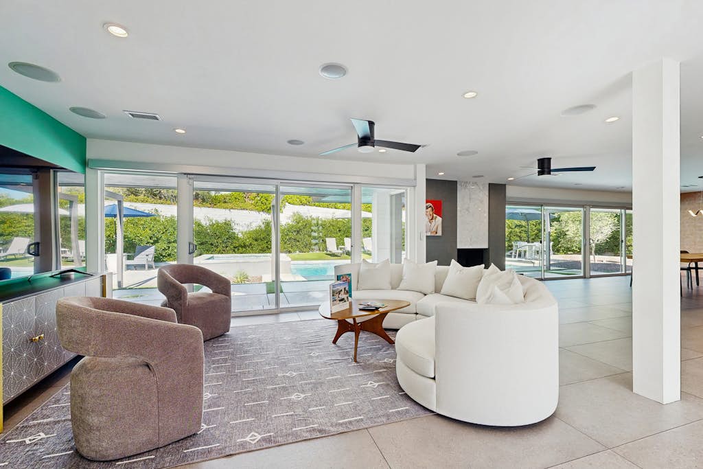 Poolside Paradise in the Desert – Your Perfect Palm Springs Escape Awaits.