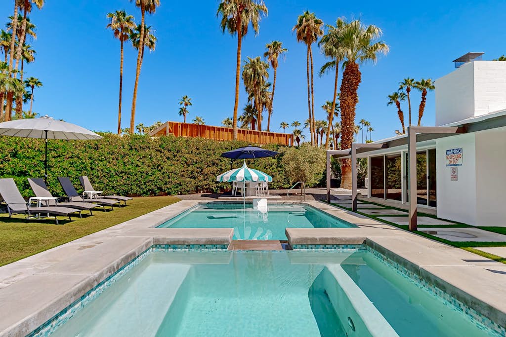 Poolside Paradise in the Desert – Your Perfect Palm Springs Escape Awaits.