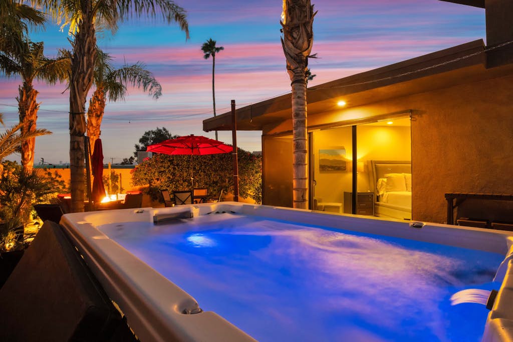 Enjoy the MorningSun in a Stylish Townhouse with Private Spa & Putting Green