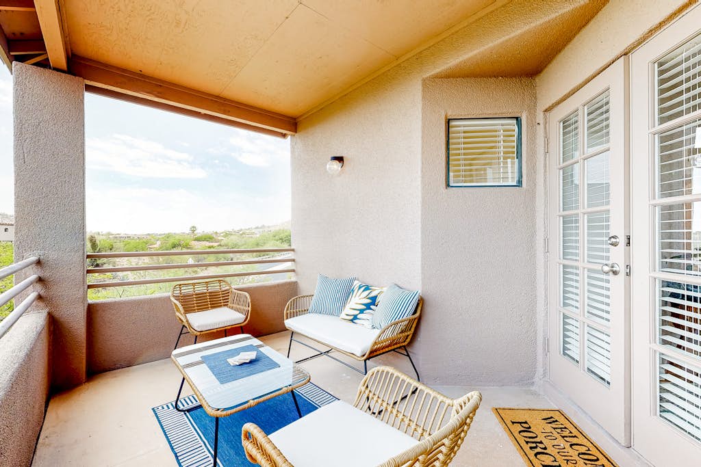 Luxurious, renovated condo in the serene Catalina Foothills with hot tub & pool