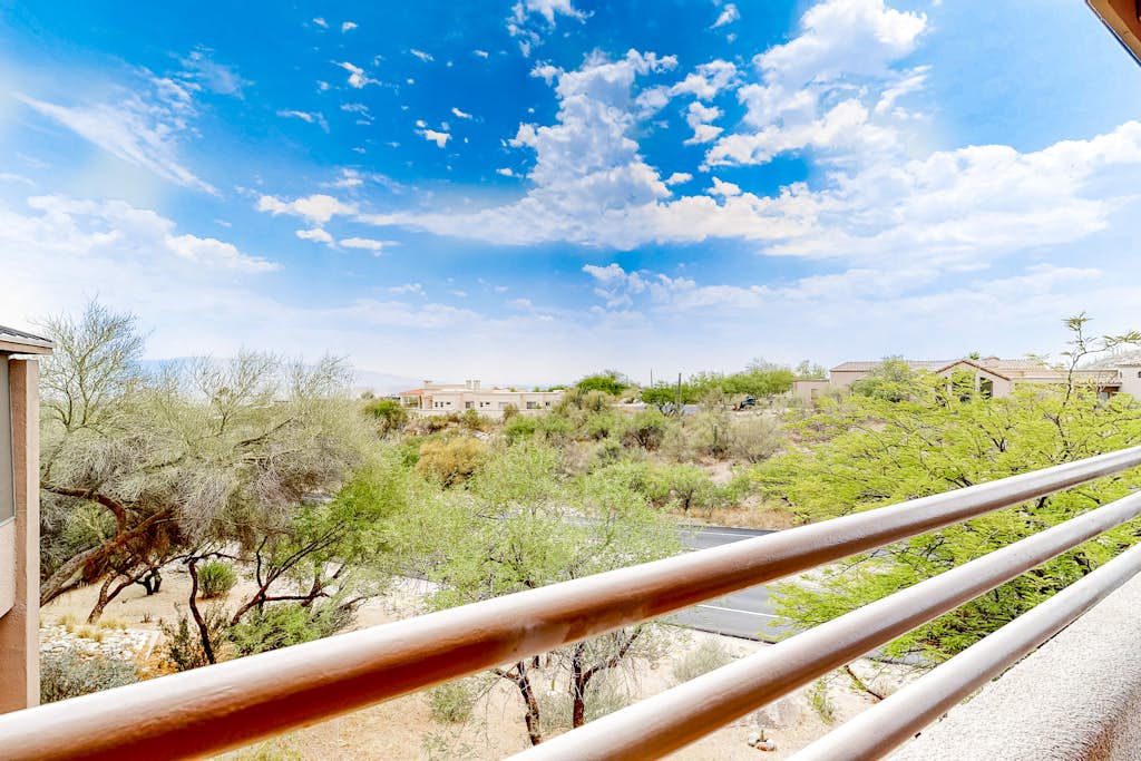 Luxurious, renovated condo in the serene Catalina Foothills with hot tub & pool