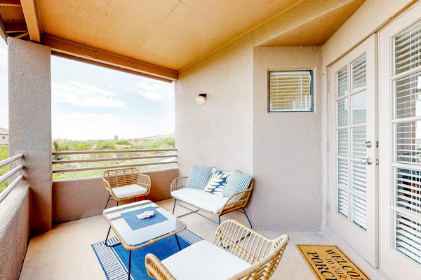 Luxurious, renovated condo in the serene Catalina Foothills with hot tub & pool