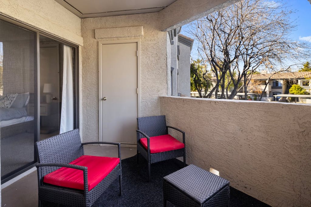 Scottsdale Bliss – Stylish Long Term, Comfort, and Mountain Views Await!