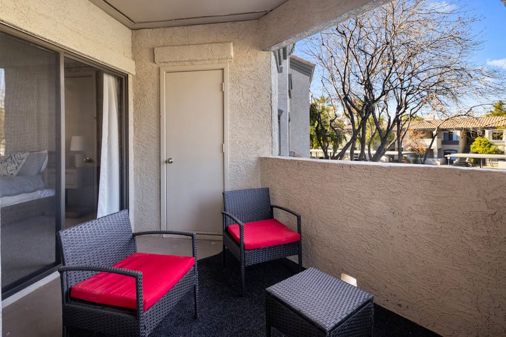 Scottsdale Bliss – Stylish Long Term, Comfort, and Mountain Views Await!
