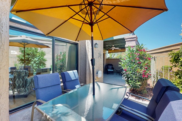 Modern Condo w/ shared pool - great location close to golf, baseball, & Old Town