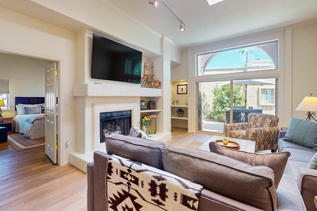 Modern Condo w/ shared pool - great location close to golf, baseball, & Old Town