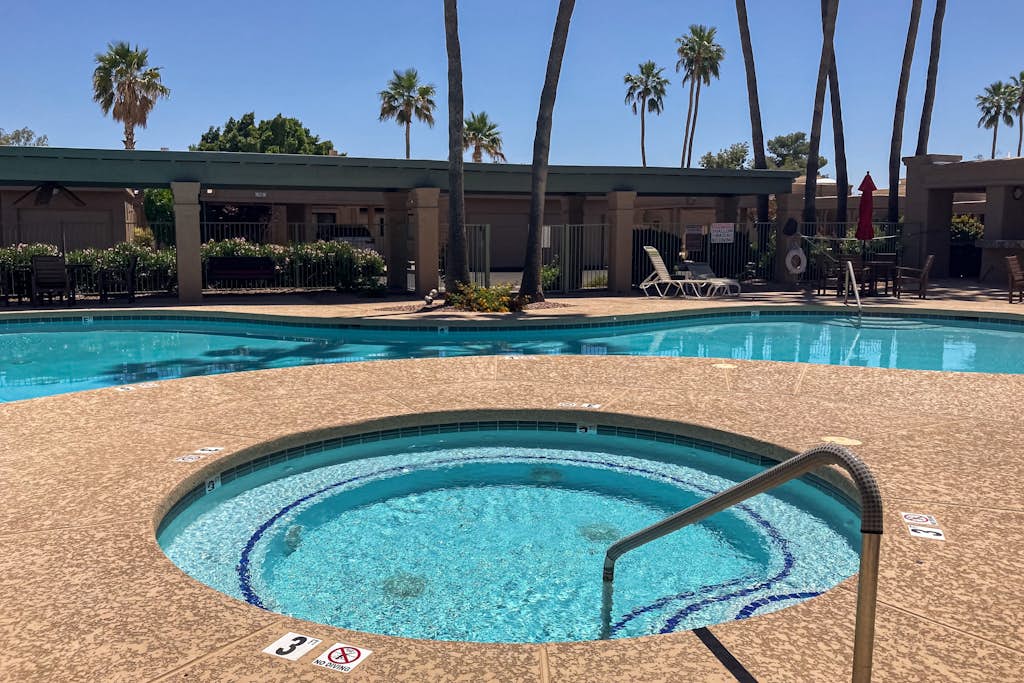 Modern Condo w/ shared pool - great location close to golf, baseball, & Old Town