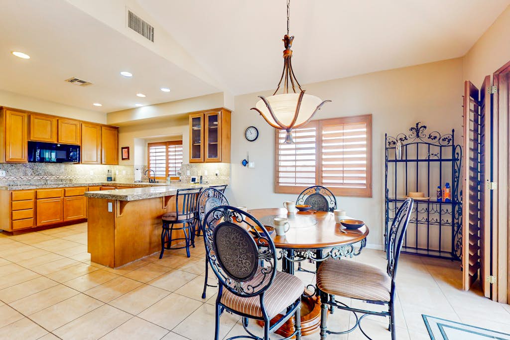 Snowbird-friendly house with mountain view, pool, on-site golf, and central AC