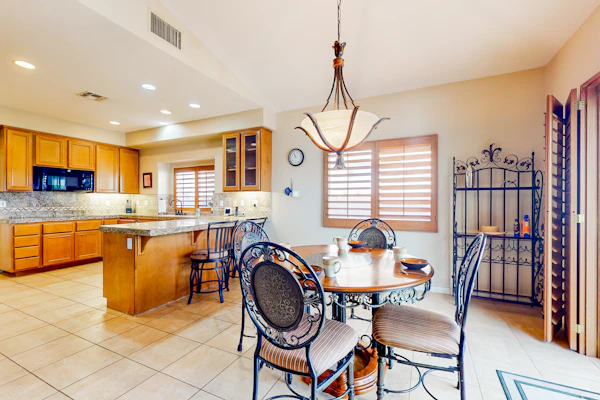 Snowbird-friendly house with mountain view, pool, on-site golf, and central AC
