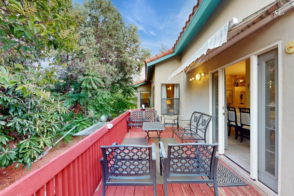 Cozy home with BBQ grill, fireplace, patio, hiking nearby