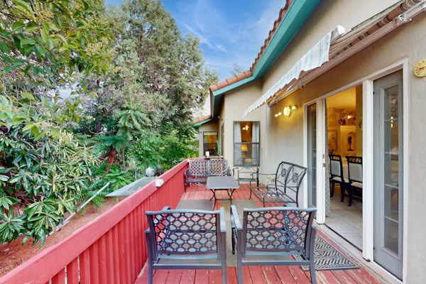 Cozy home with BBQ grill, fireplace, patio, hiking nearby