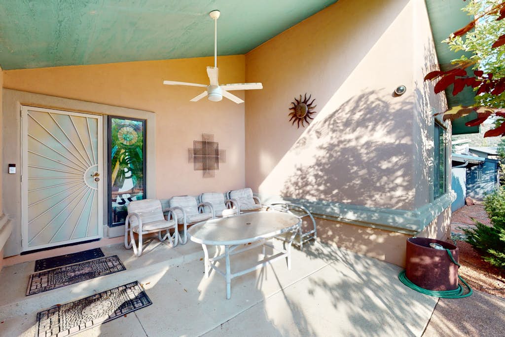 Cozy home with BBQ grill, fireplace, patio, hiking nearby