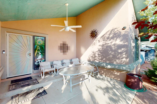 Cozy home with BBQ grill, fireplace, patio, hiking nearby