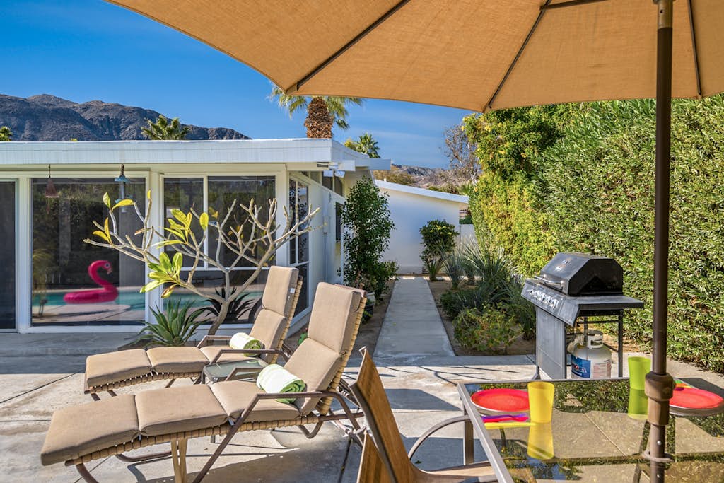 Renovated, modern home with private pool, firepit, washer/dryer & AC