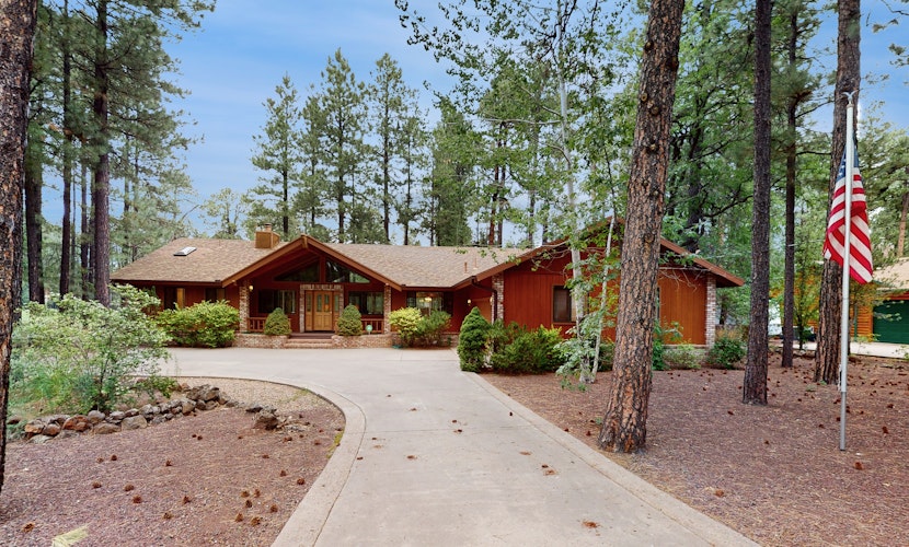 Cabin on the golf course with fire pit, BBQ grill, and games