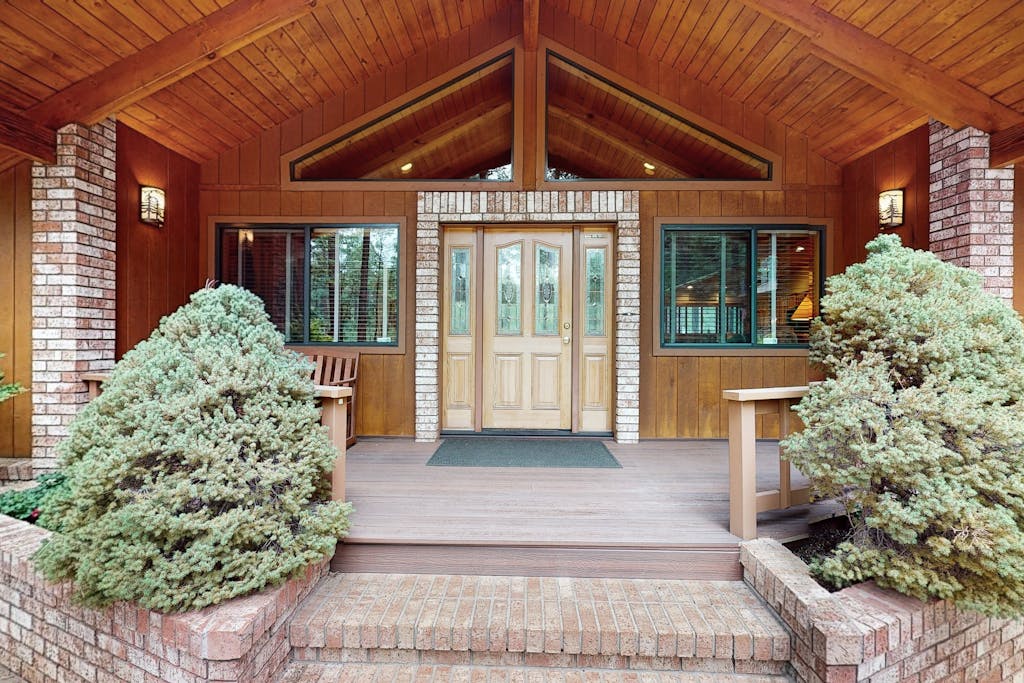 Cabin on the golf course with fire pit, BBQ grill, and games