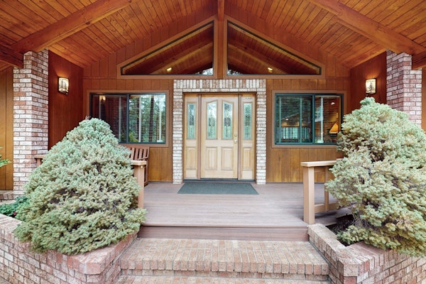 Cabin on the golf course with fire pit, BBQ grill, and games