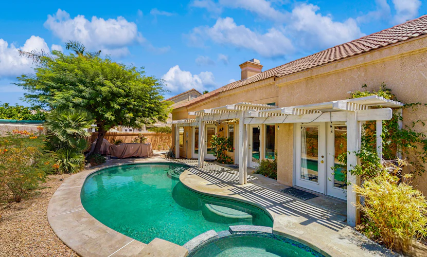 Airy retreat near dining with private pool, pool spa & kitchen - 3 BR - #066586