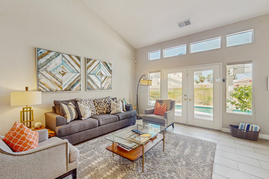 Airy retreat near dining with private pool, pool spa & kitchen - 3 BR - #066586