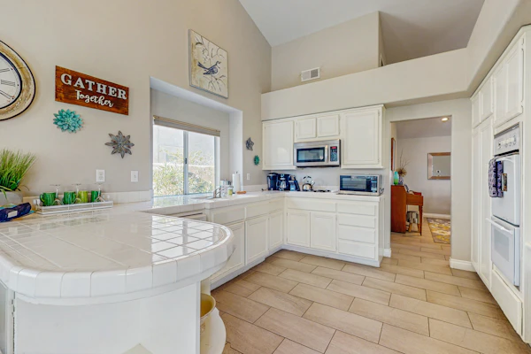 Airy retreat near dining with private pool, pool spa & kitchen - 3 BR - #066586