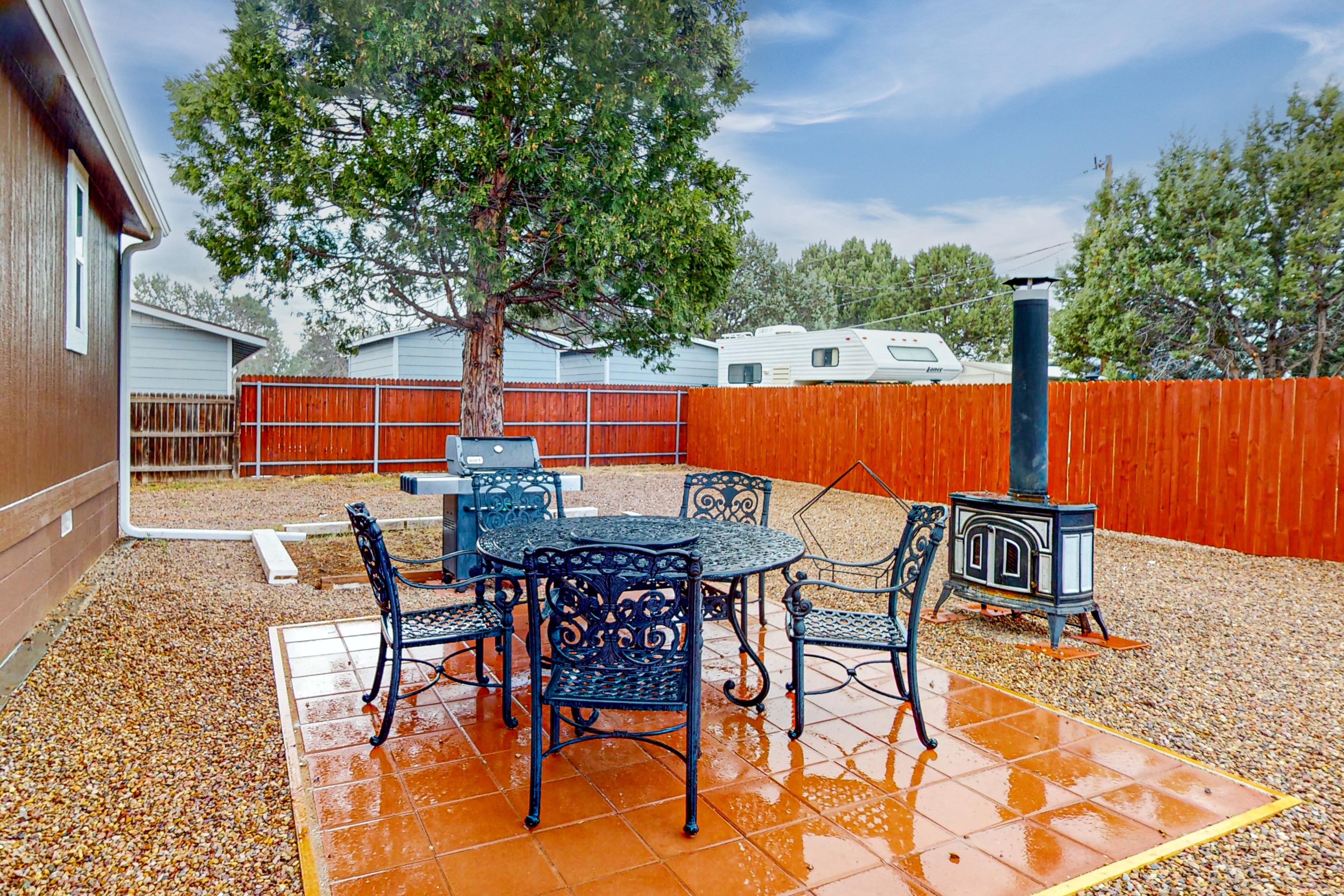 Dog-friendly home near lakes/hiking with yard, outdoor fireplace, hot tub& grill