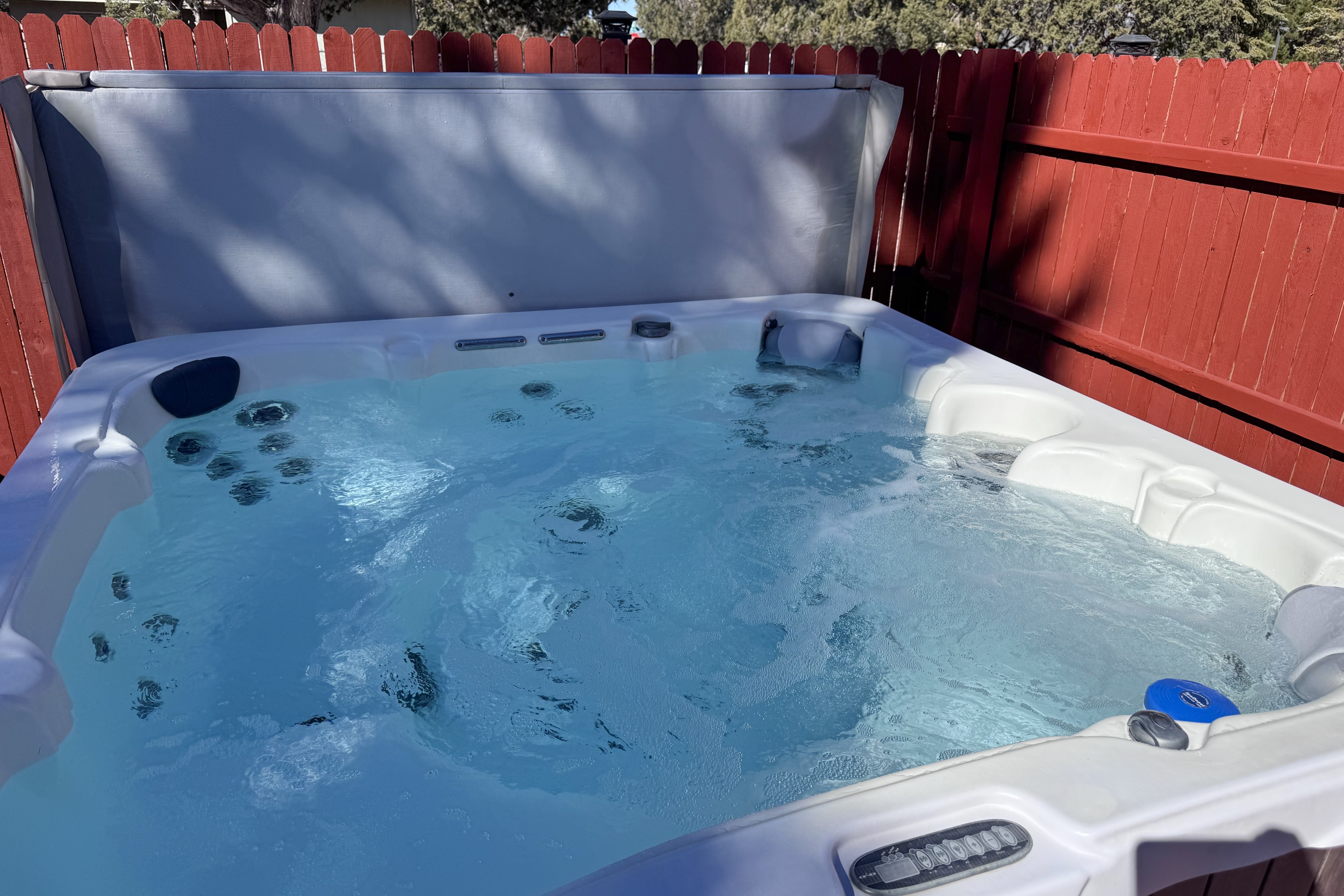 Dog-friendly home near lakes/hiking with yard, outdoor fireplace, hot tub& grill