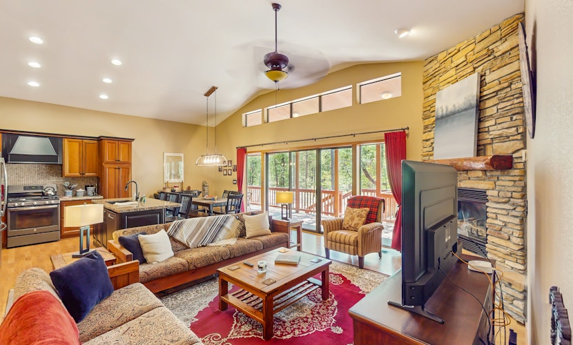 Mountain Retreat w/ patio - close to golf, fishing, hiking, & downtown