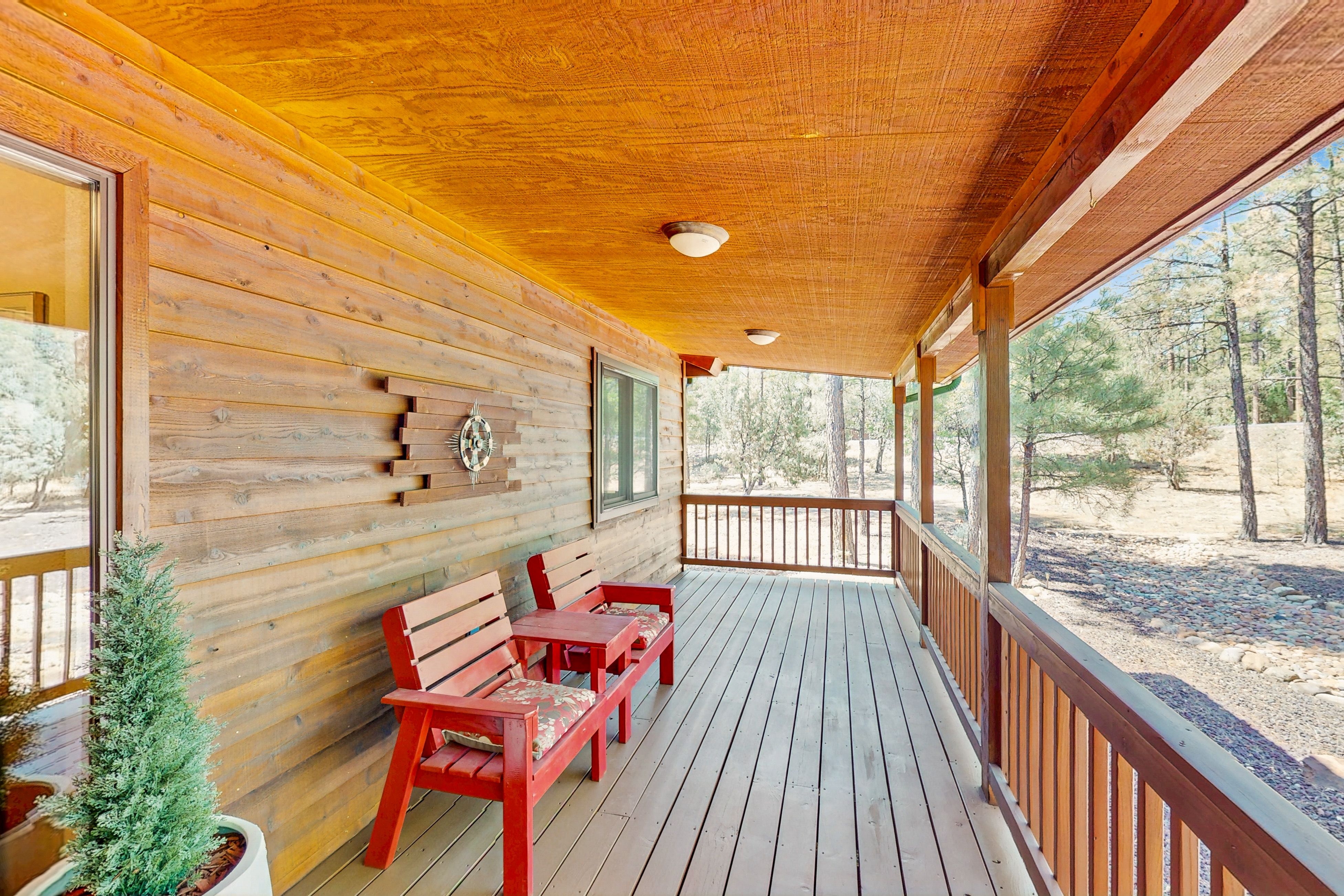 Mountain Retreat w/ patio - close to golf, fishing, hiking, & downtown