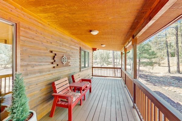 Mountain Retreat w/ patio - close to golf, fishing, hiking, & downtown