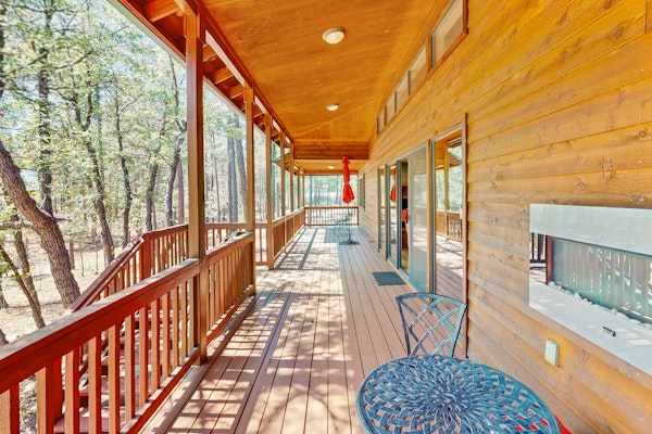 Mountain Retreat w/ patio - close to golf, fishing, hiking, & downtown